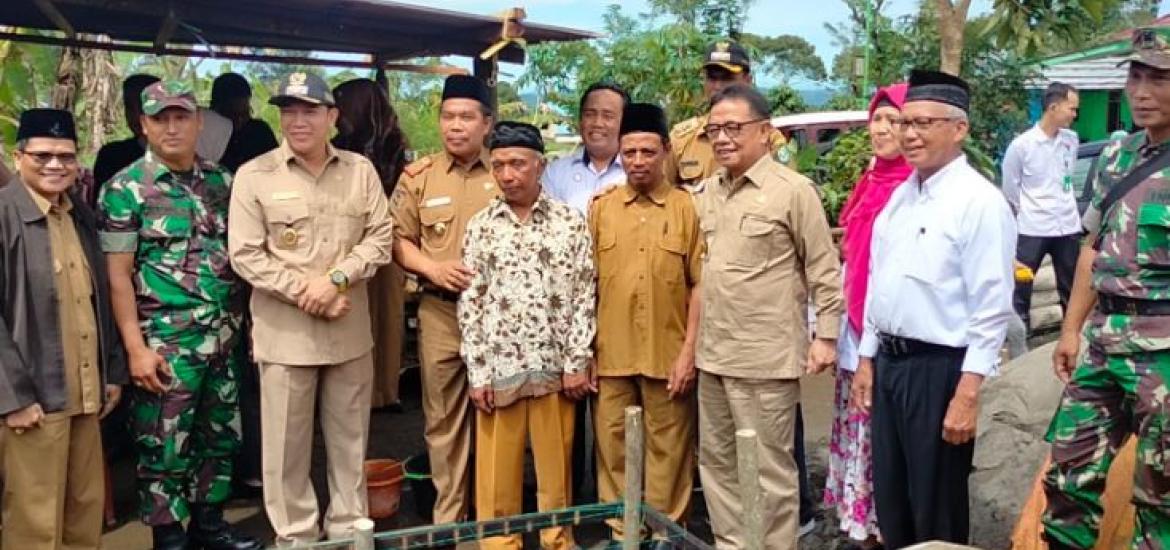 Bupati Kepahiang Lakukan Peletakan Batu Pertama Pembangunan 3 Unit Bedah Rumah