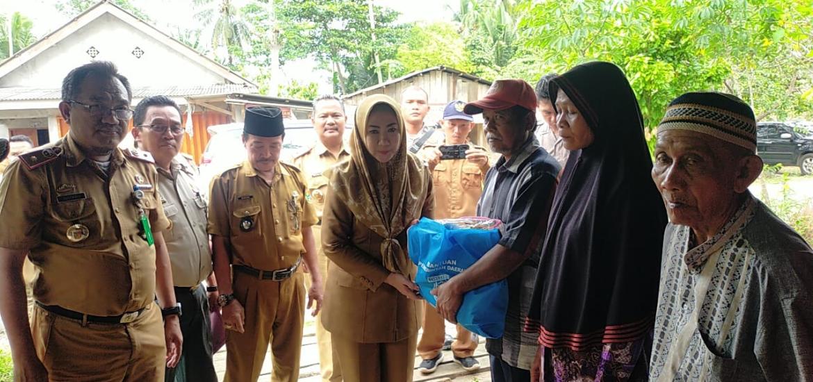 Bupati Tanggamus Kunjungi Rumah Warga yang Terkena Angin Puting Beliung