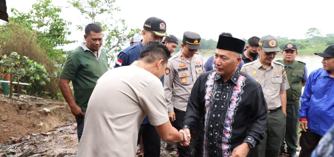 Pj Bupati Apriyadi Turun langsung Sambangi Warga Korban Longsor