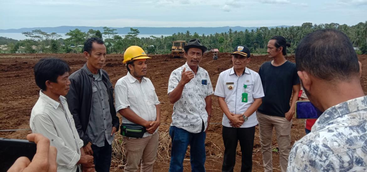 Meninjau pembangunan lapangan sepak bola