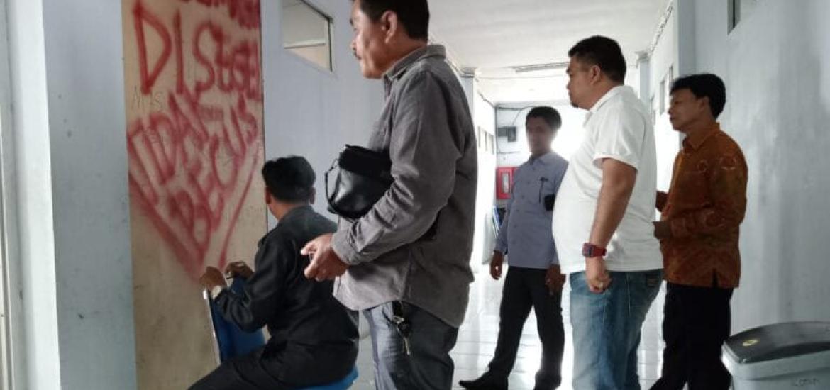 Pintu masuk ruangan Sekwan Mukomuko disegel