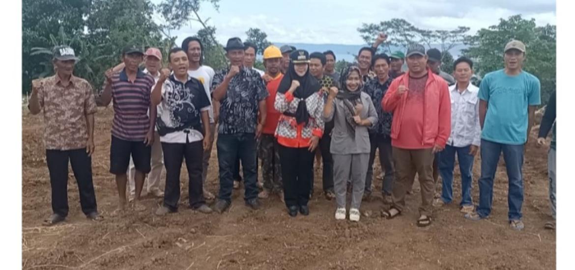 Bupati Tanggamus Tinjau Pembangunan Lapangan Sepak Bola