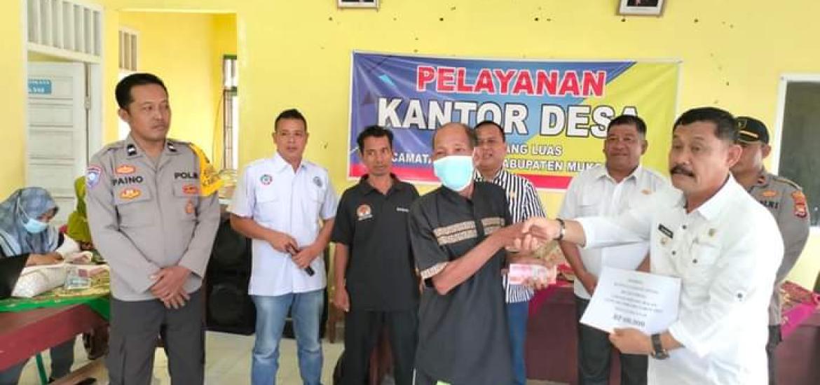 Pemdes Lalang Luas Salurkan BLT DD Ekstrim Perdana Tahun 2023