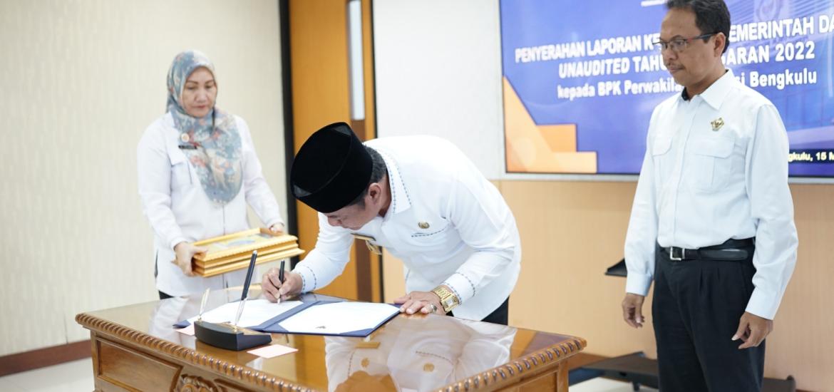Wagub Rosjonsyah Serahkan Laporan Keuangan Unaudited Provinsi Bengkulu 2022