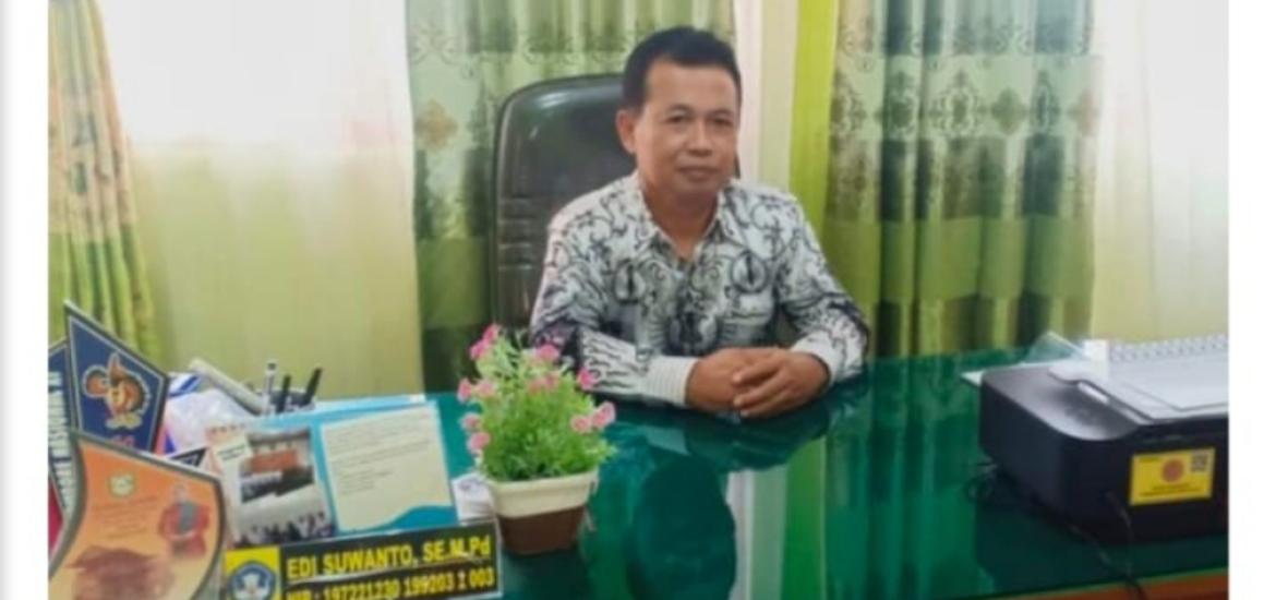 Kepala SMP N 2 Kepahiang Edi Suwanto, M.Pd