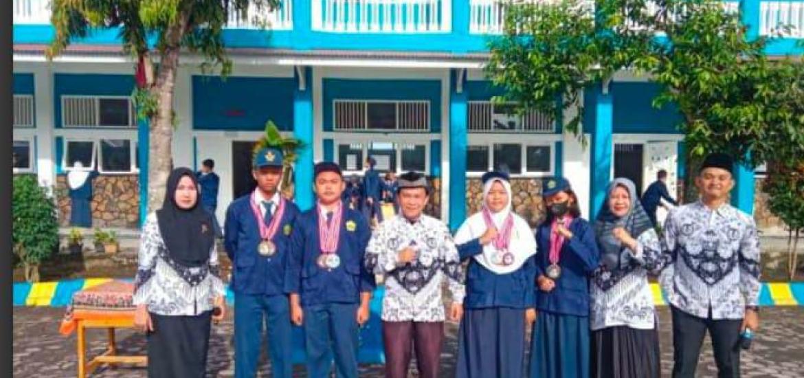 Pelajar SMP Negeri 01 Kepahiang Terima Penghargaan Lomba Renang