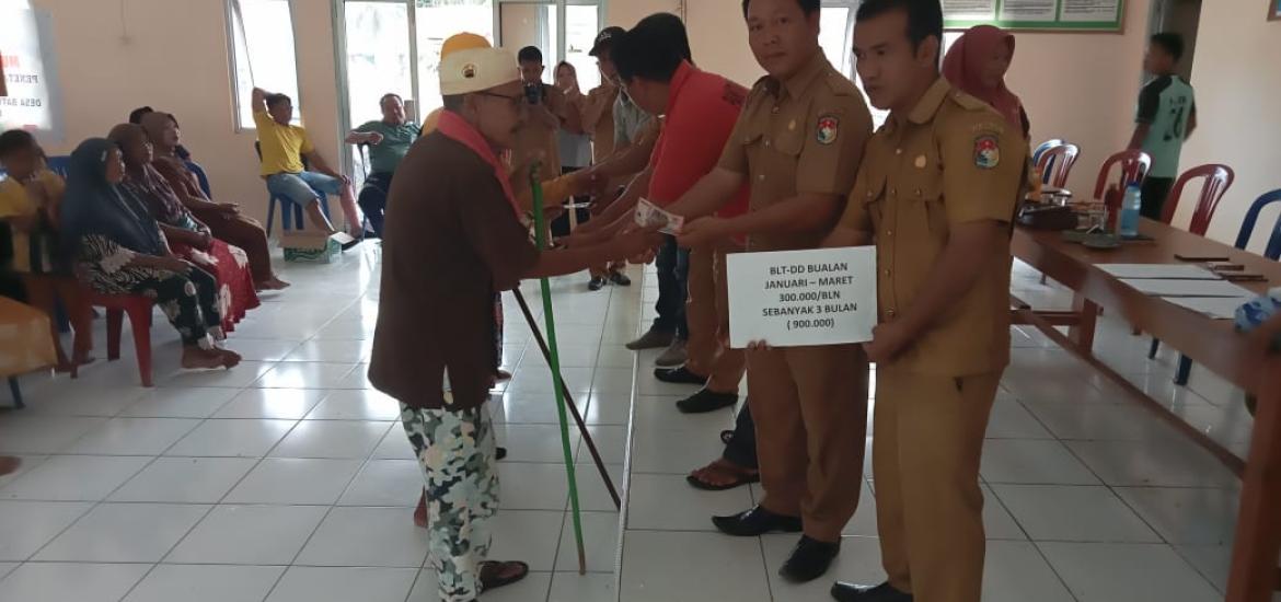 Pemdes Batu Ejung Sukses Salurkan BLT DD
