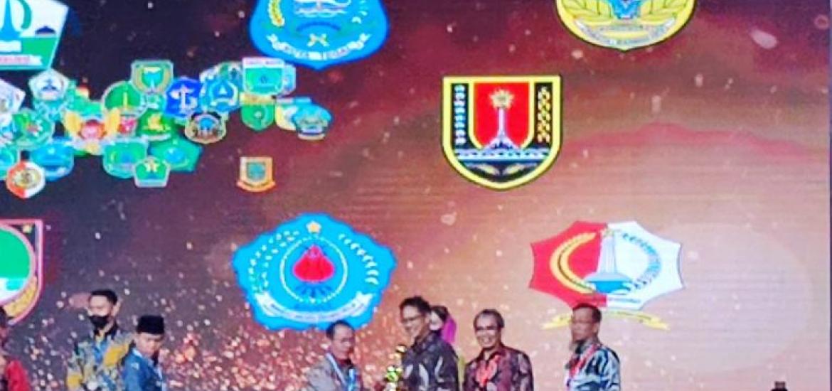 Bupati Mukomuko Terima Anugerah UHC Award 2023 dari Kemenko PMK
