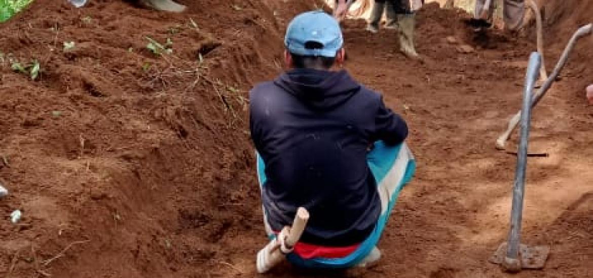 Masyarakat bergotong royong buka akses jalan baru
