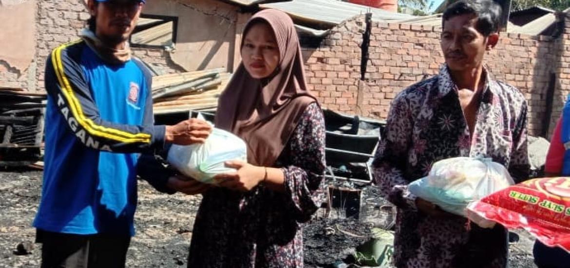 Penyerahan bantuan korban kebakaran