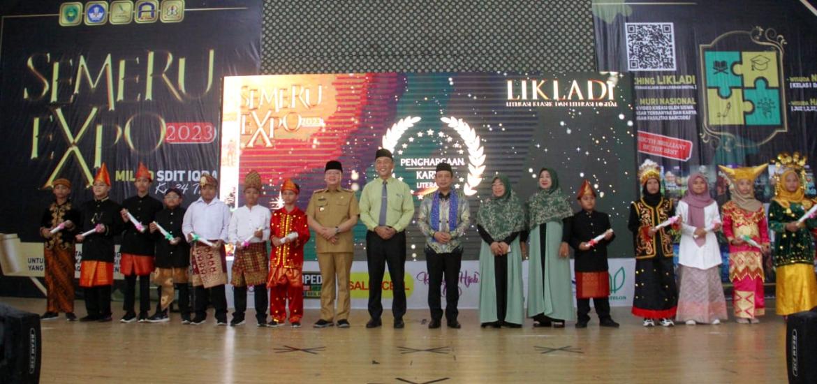 Gubernur Rohidin Apresiasi Karya Murid SDIT di Bidang Literasi Digital