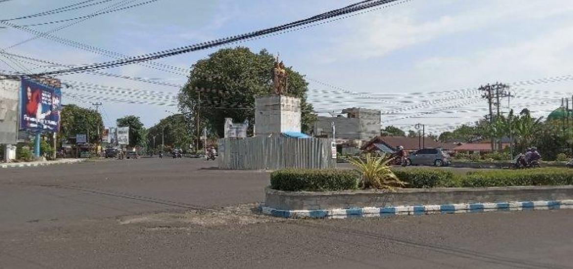 Pemkot Bengkulu Renovasi Tugu di Simpang 4 Padang Harapan