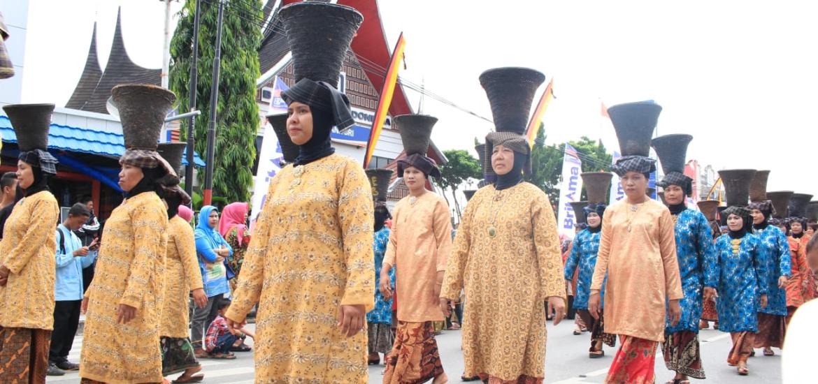 Pakaian Khas Perempuan Minangkabau