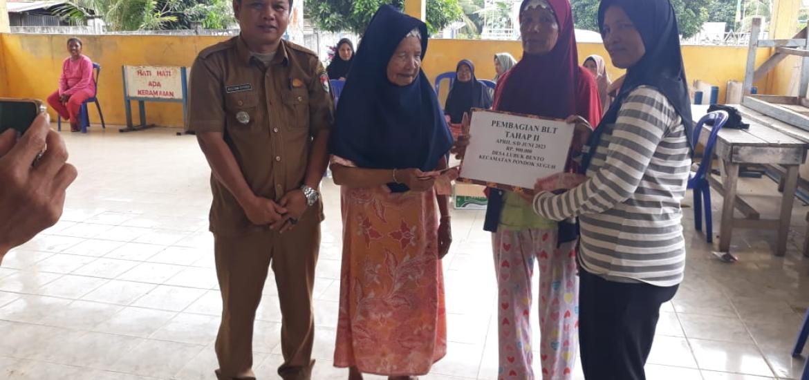 Pemdes Lubuk Bento Realisasikan BLT DD Tahap Dua Kepada 22 KPM