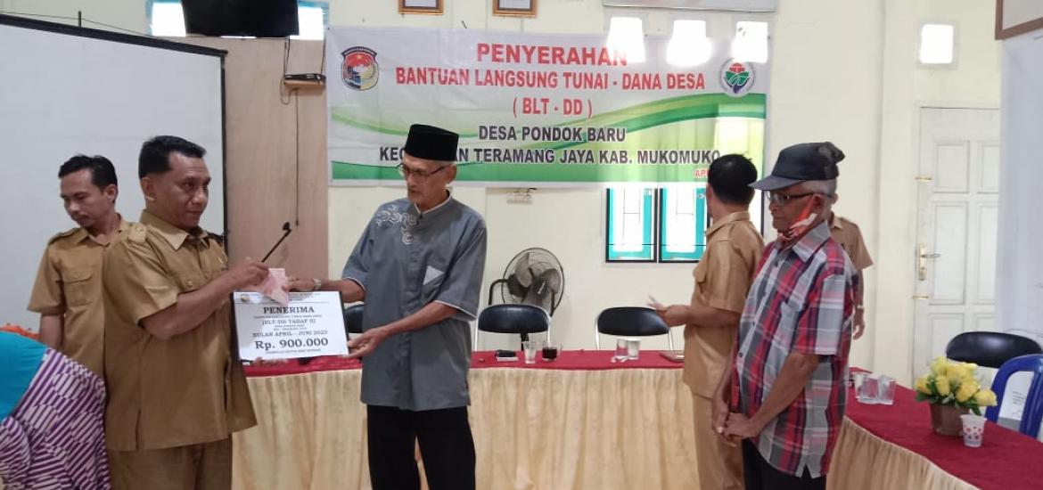 Pemdes Pondok Baru Kembali Salurkan BLT DD Tahap Dua Kepada 43 KPM