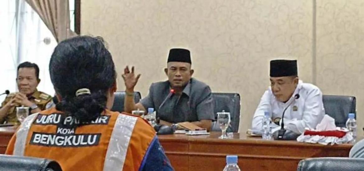 Ketua DPRD Kota Bengkulu saat diskusi dengan pengunjuk rasa