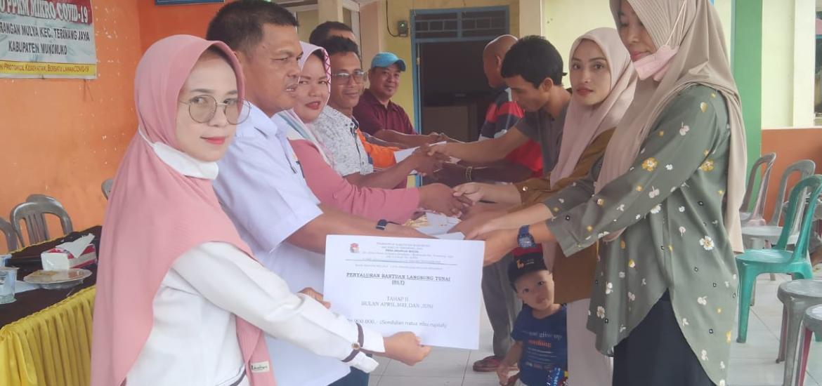 Puluhan Warga Desa Berangan Mulya Ceria Terima BLT DD