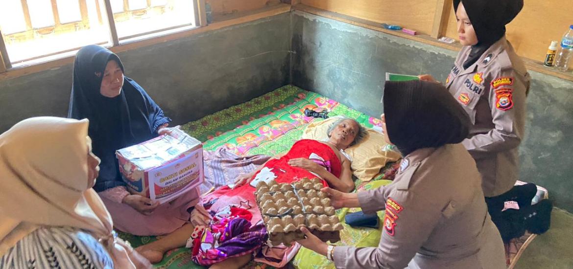  Polwan Cantik Beri Pelayanan Kesehatan Datangi Rumah Warga Lansia di Mukomuko