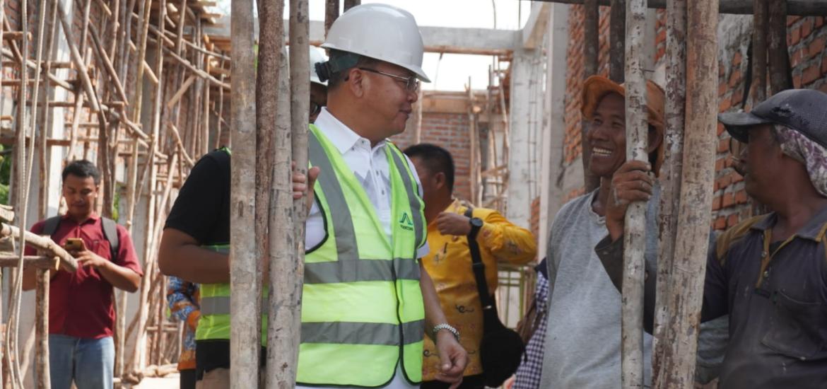 Gubernur Bengkulu Rohidin Mersyah meninjau progres pembangunan Graha Insan Cita HMI/ KAHMI Bengkulu