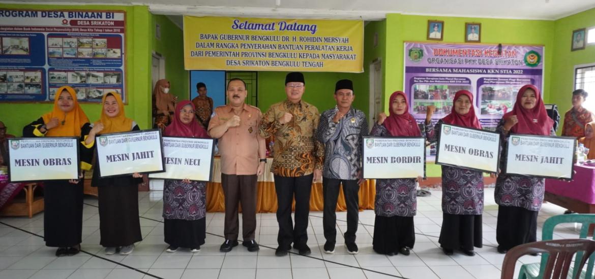 Gubernur Rohidin Serahkan Bantuan Peralatan Kerja