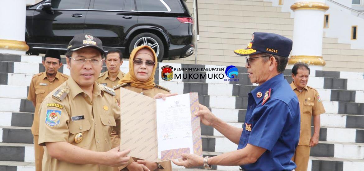 Bupati Mukomuko Serahkan Hibah Satu Mobil Damkar