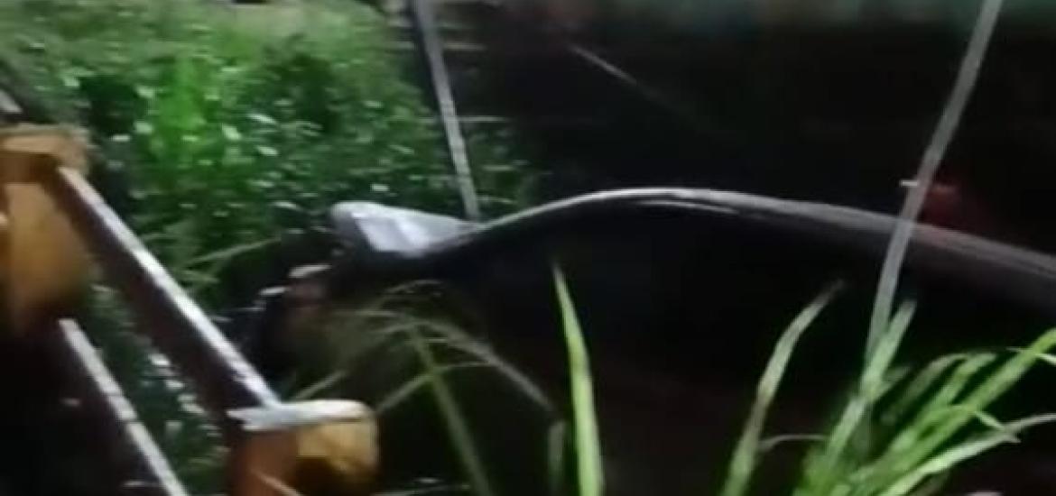 Ambulan Puskesmas Pondok Suguh Terperosok di Kolong Jembatan