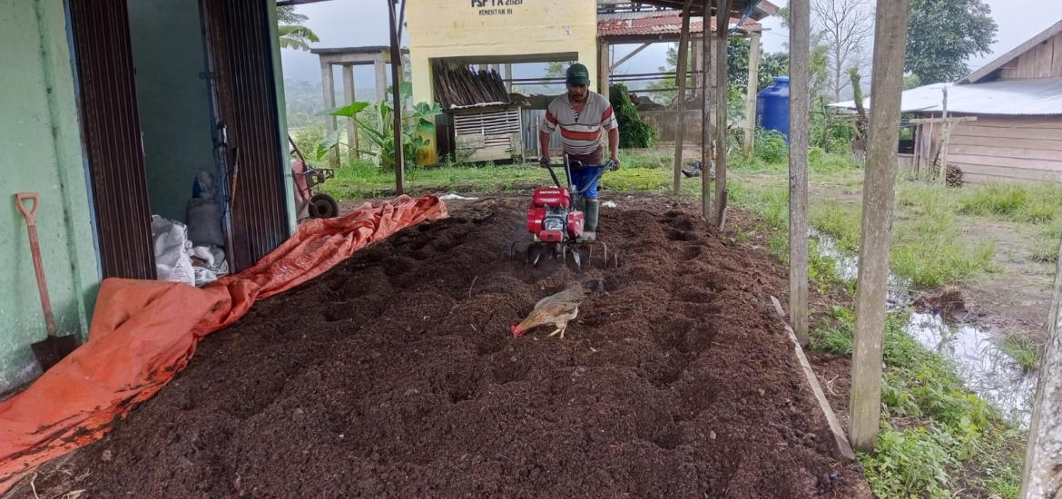 Terlihat Wandi sedang memproses pupuk kompos