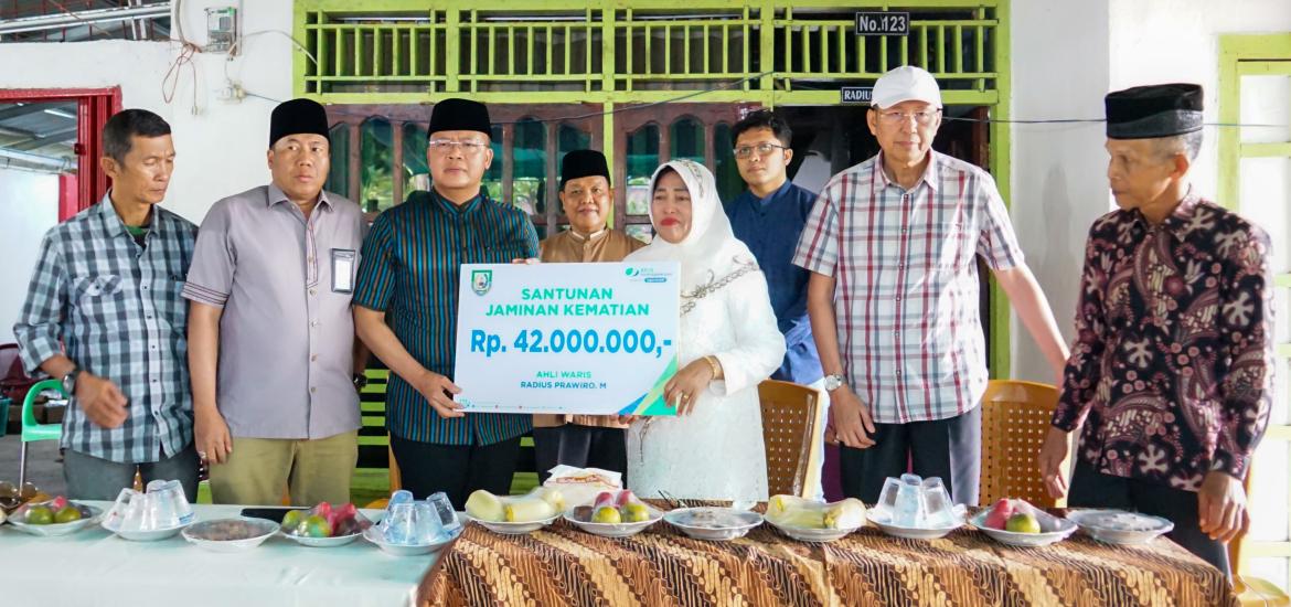 Gubernur Rohidin Berikan santunan kematian kepada salah Tenaga Kerja Sosial Kecamatan  di Kedurang