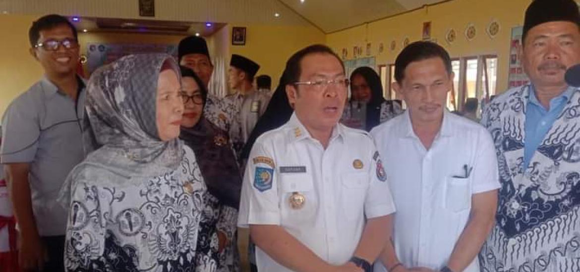 Bupati Mukomuko H. Sapuan, SE., MM., Ak., CA., CPA. CPI pada acara sarasehan dalam rangka Hari Ulang Tahun (HUT) ke 78 PGRI
