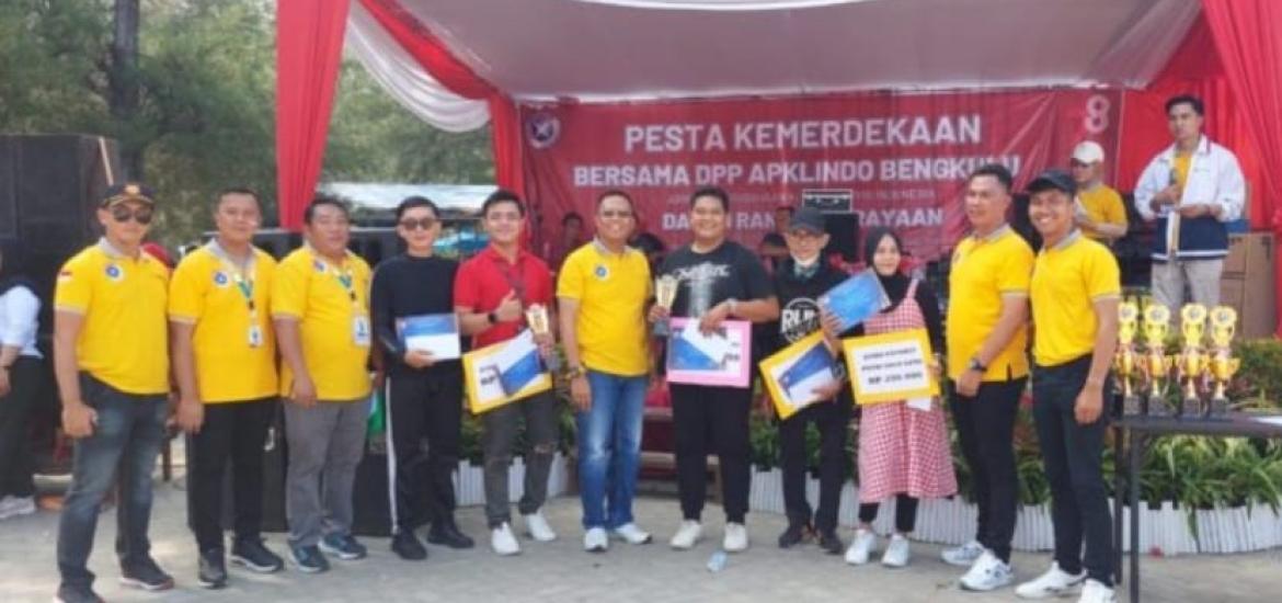 Anggota Dewan Sumardi Berikan Voucher Uang Tunai