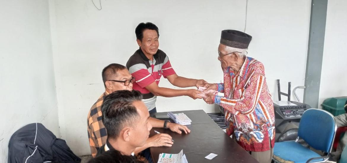 Pemdes Pelangkian Salurkan BLT-DD Tahap IV Kepada 37 KPM
