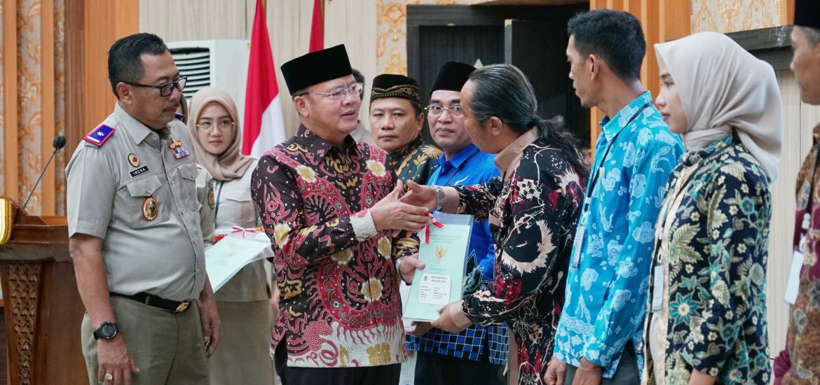 Gubernur Rohidin Mersyah menyerahkan 200 Sertipikat Tanah Kegiatan PTSL