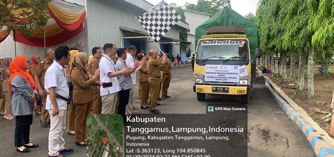 PJ Bupati Tanggamus Salurkan Bantuan Cadangan Pangan Di Gedung Perum Bulog 