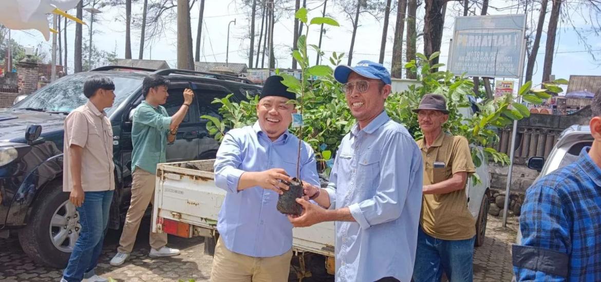Anggota DPRD Provinsi Dempo Xler Bagikan Bibit Jambu Kristal Upaya Tingkatkan Kesejahteraan Masyarakat