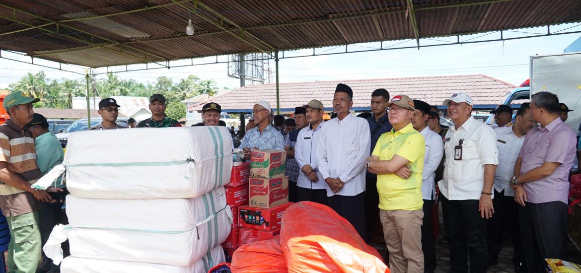 Gubernur Rohidin saat penyerahan bantuan korban kebakaran