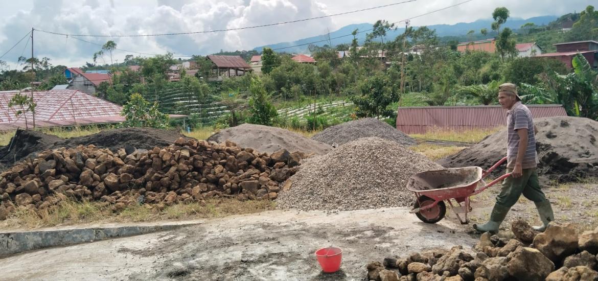 Pemdes Bandung Jaya Mengerjakan Pembanguna Polindes