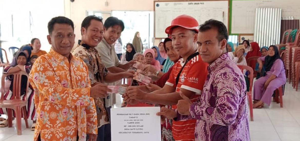 Pemdes Batu Ejung Salurkan BLT DD Triwulan II