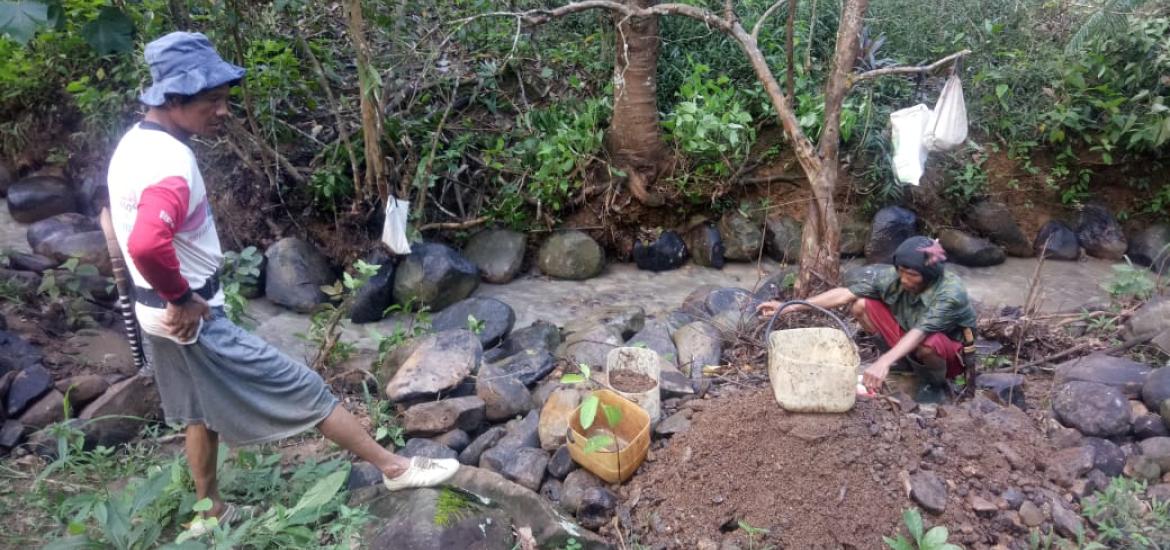 Masyarakat Desa Langgar Jaya Antusias mengumpulkan material