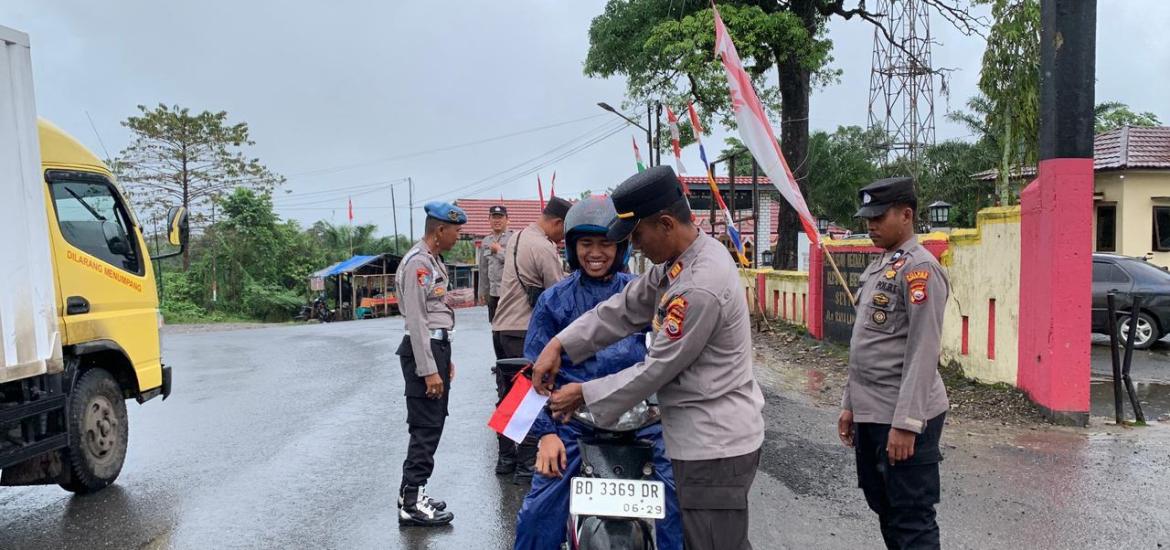Polsek Ketahun Bagikan Bendera Merah Putih kepada Pengguna Jalan