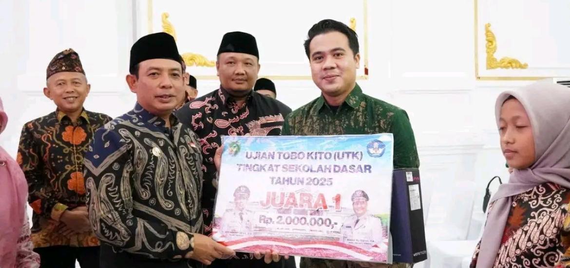 Penyerahan Hadiah Pemenang Ujian Tobo Kito 2025 Oleh Walikota Bengkulu Dedy Wahyudi
