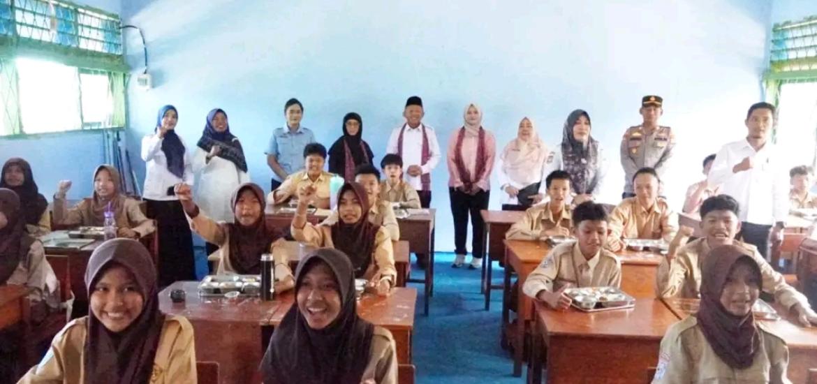 Tim Kemensetneg dan Pemkot Bengkulu Tinjau Pelaksanaan Program Makan Bergizi Gratis di SMPN 18