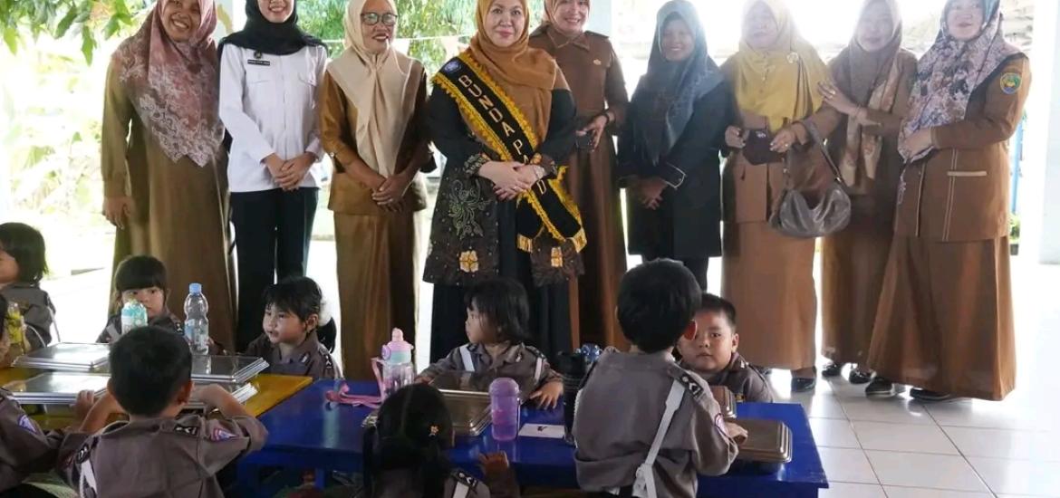 Bunda PAUD Kota Bengkulu, Ny. Dian Fitriani Wahyudi Tinjau langsung Pelaksanaan Program Makan Bergizi Gratis 