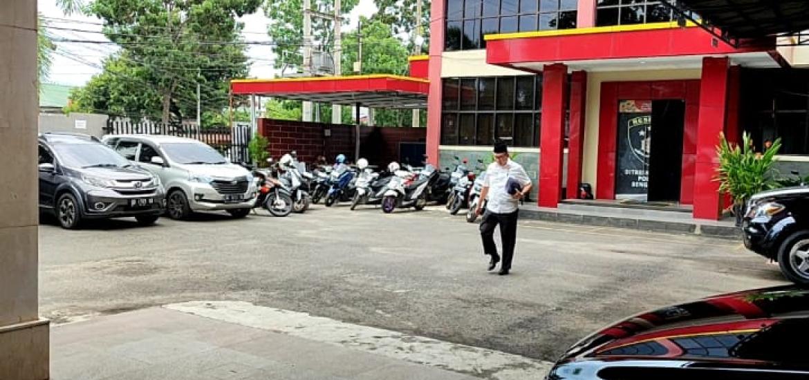 MA dengan mengenakan kemeja putih dan peci hitam memasuki gedung Ditreskrimsus Polda Bengkulu pada, Rabu (22/10/2025) pukul 09.11 wib. 