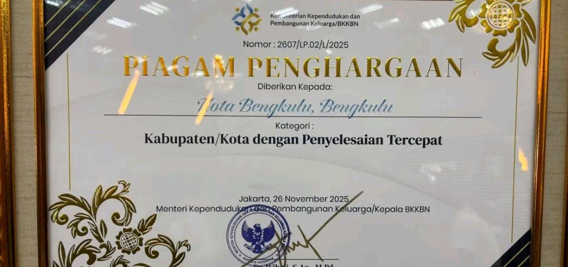 Piagam Penghargaan ajang Diseminasi Hasil Pemutakhiran Pendataan Keluarga Tahun 2025 yang diselenggarakan Kementerian Kependudukan dan Pembangunan Keluarga/BKKBN di Auditorium BKKBN, Jakarta, Selasa (26/11/2025).