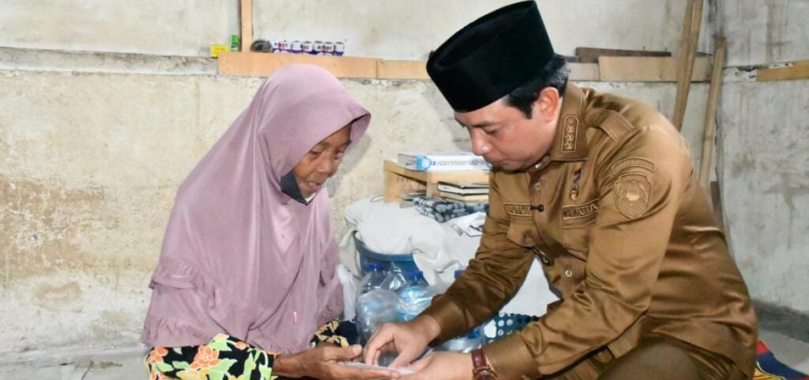 Dedy Wahyudi menyambangi kediaman Yuharni (78), seorang janda tua sebatang kara di Kelurahan Sukamerindu.