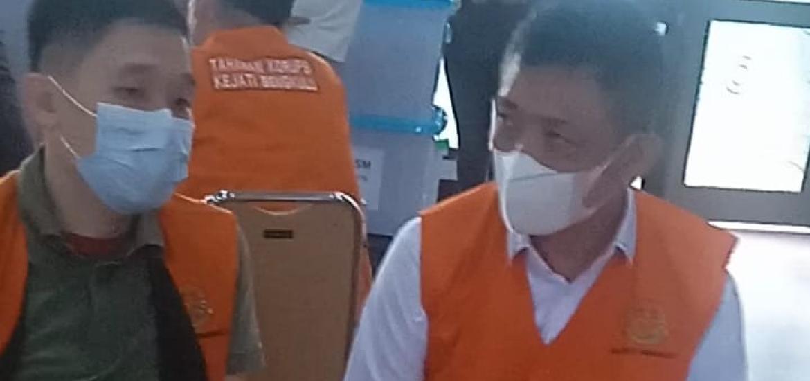 Bebby Hussy dan Anaknya Sakya Hussy Dua Dari 5 Tersangka Kasus Tambang Batu Bara PT. RSM Yang Berkasnya Dilimpahkan Tahap II  Ke Kejari Bengkulu. Rabu (19/11/2025)