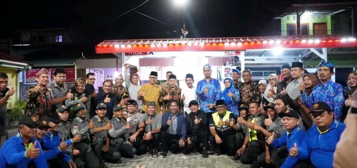 Walikota Bengkulu Dedy Wahyudi bersama Sekretaris Jenderal Ombudsman Republik Indonesia, Suganda Pandapotan Pasaribu, menghadiri kegiatan Sapa Linmas pada Selasa malam (2/12/2025) di Pos Kamling Kelurahan Lingkar Timur.