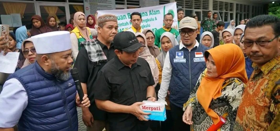 Gubernur Helmi Hasan Beserta Rombongan Tinjau Banjir Bandang Batu Busuk Padang, Serahkan Bantuan untuk Korban