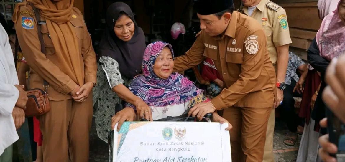 WaliKota Bengkulu Serahkan Bantuan Kursi Roda kepada Warga Lumpuh di Kelurahan Semarang
