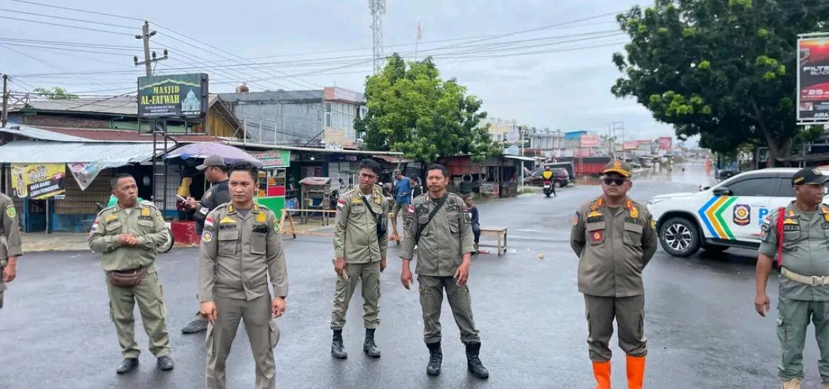 Satpol PP Kota Bengkulu Urai Kemacetan Parah di Jalur Alternatif Banjir Rawa Makmur